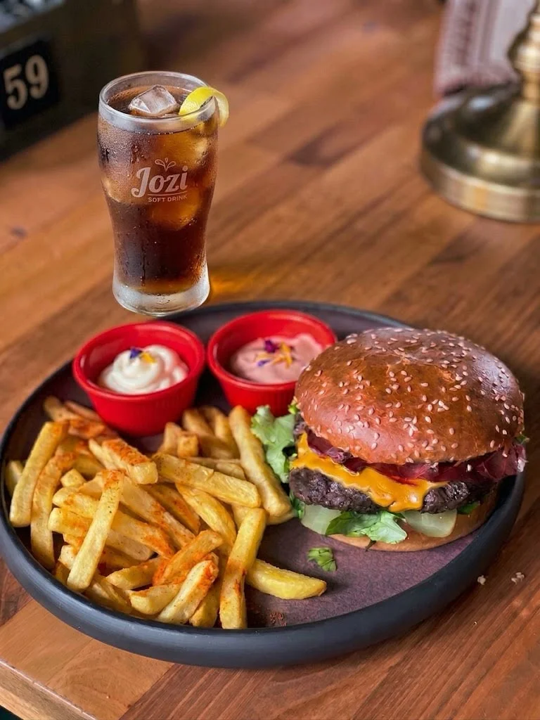 Smoked meat burger + soft drink