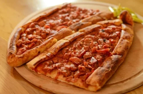 Pide with diced meat