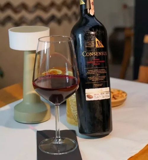 La Consensus Shiraz / Glass