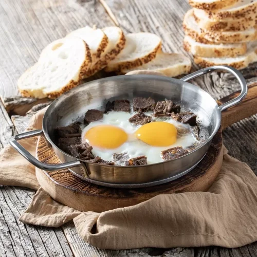 Pan-fried eggs with kavurma