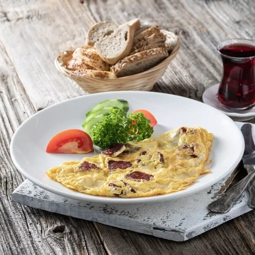 Omelet with sucuk