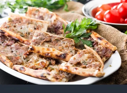 Pide with kaşar cheese and minced meat