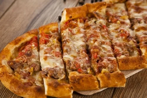 Pide with diced meat and kaşar cheese